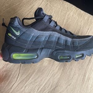 Boys Nike Air Max size 6.5